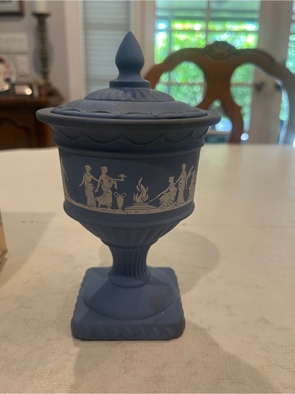 Vintage AVON Avonshire Grecian themed blue lidded dish with its original box. - Picture 2 of 9